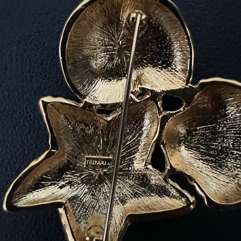 Vintage Trifari Gold and Cream Starfish brooch and clip on earrings Set - Picture 5 of 7